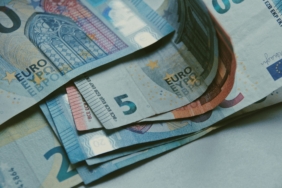 Euro Bölgesi ve AB'de Ekonomik Büyüme Devam Ediyor